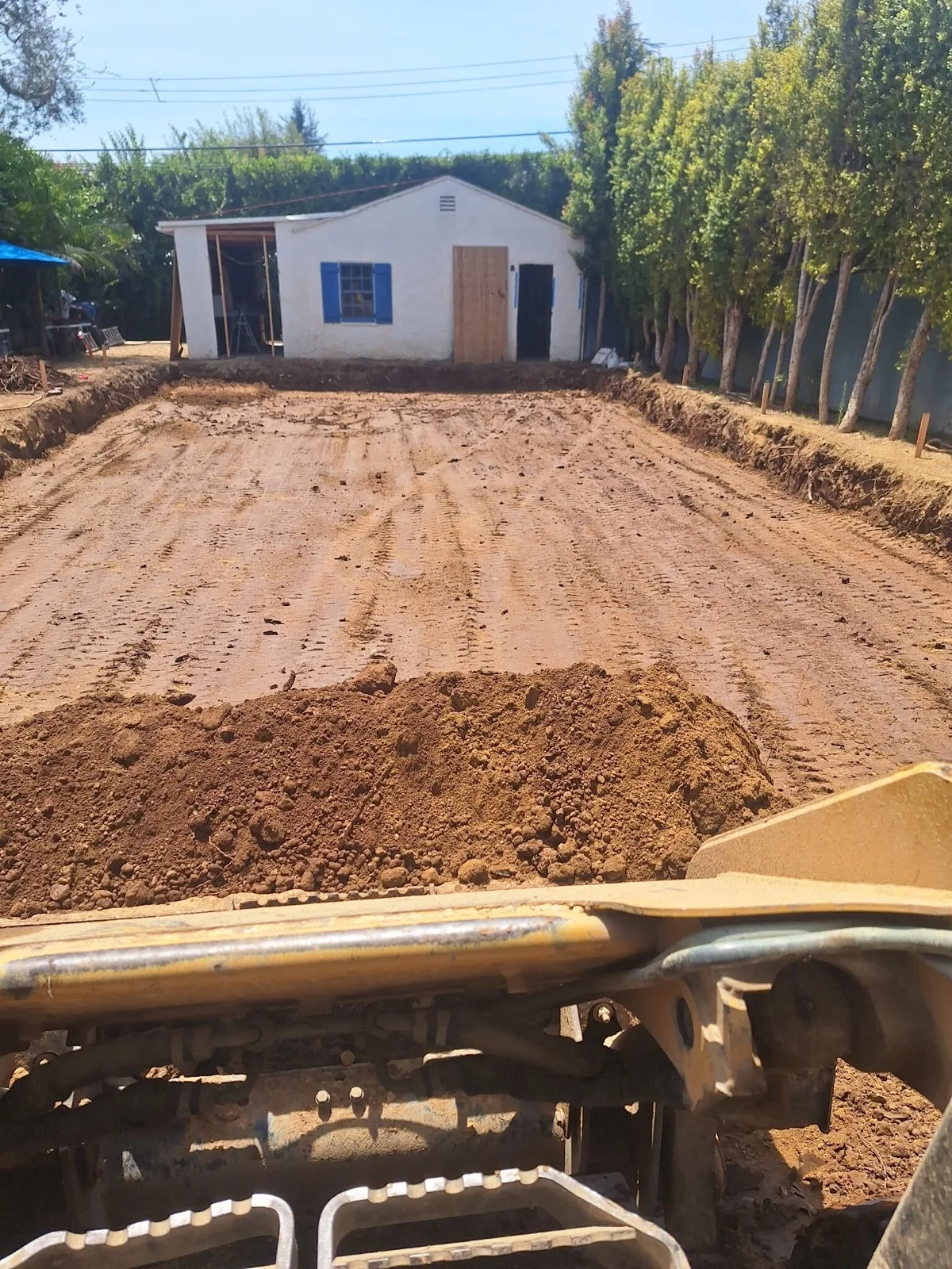 Backyard lot cut and rough graded level on a Southwest Hauling job in Brentwood